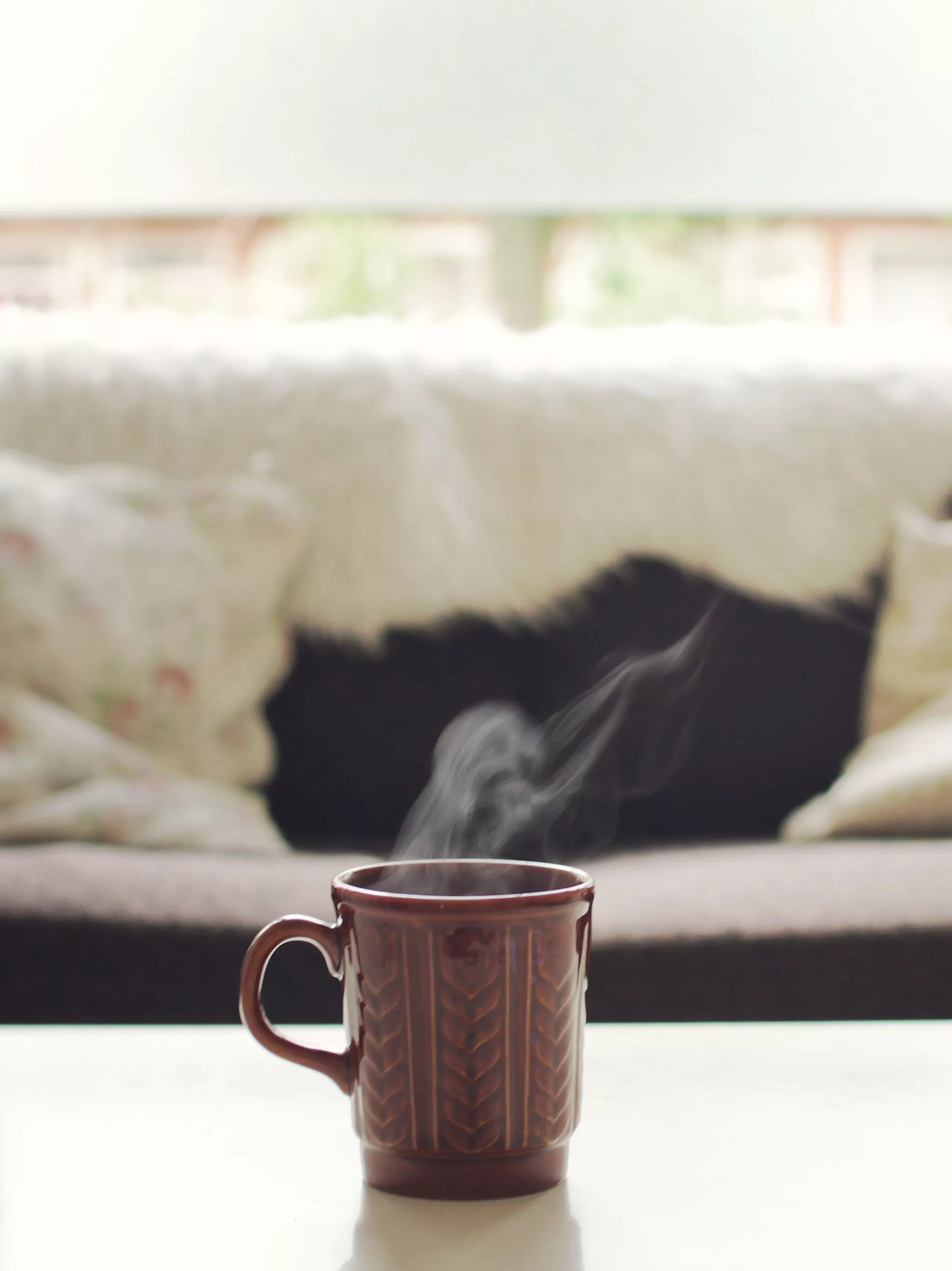Кружка с паром. Кружка на диване. кружка кофе на диване. диван чашка. sofa чай.
