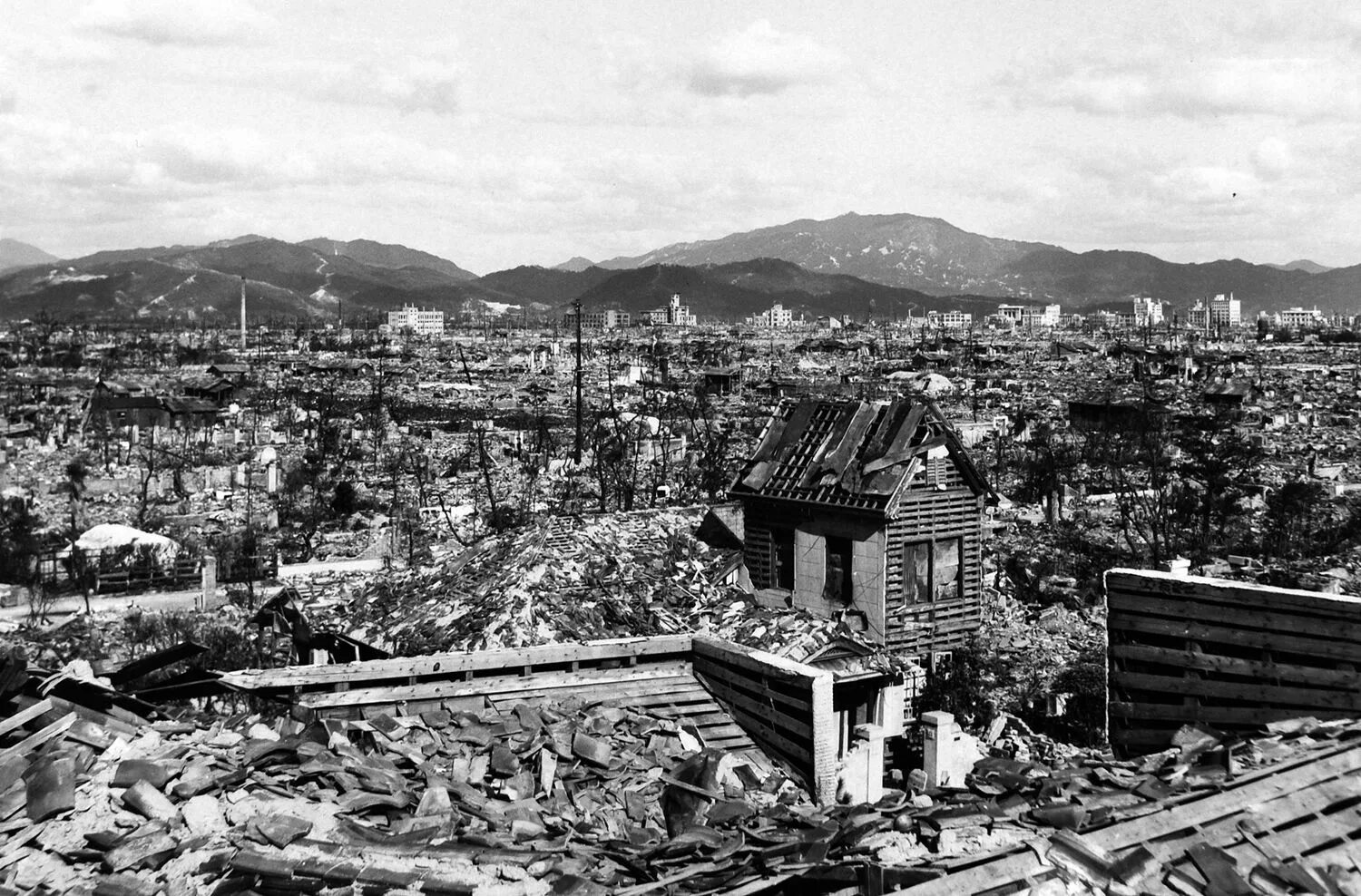 Япония 1945 хиросима и нагасаки. Нагасаки после бомбардировки 1945. Города японии 1945. Япония 1945 хиросима и нагасаки. Хиросима (город в японии).