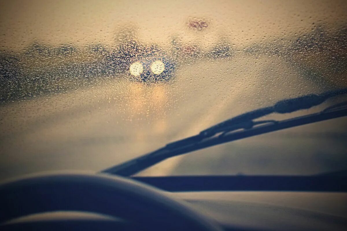 Машина запотевает в дождь. Запотевшее стекло в машине. Машина с запотевшими окнами. Дождь на стекле машины. Дождь из окна машины.
