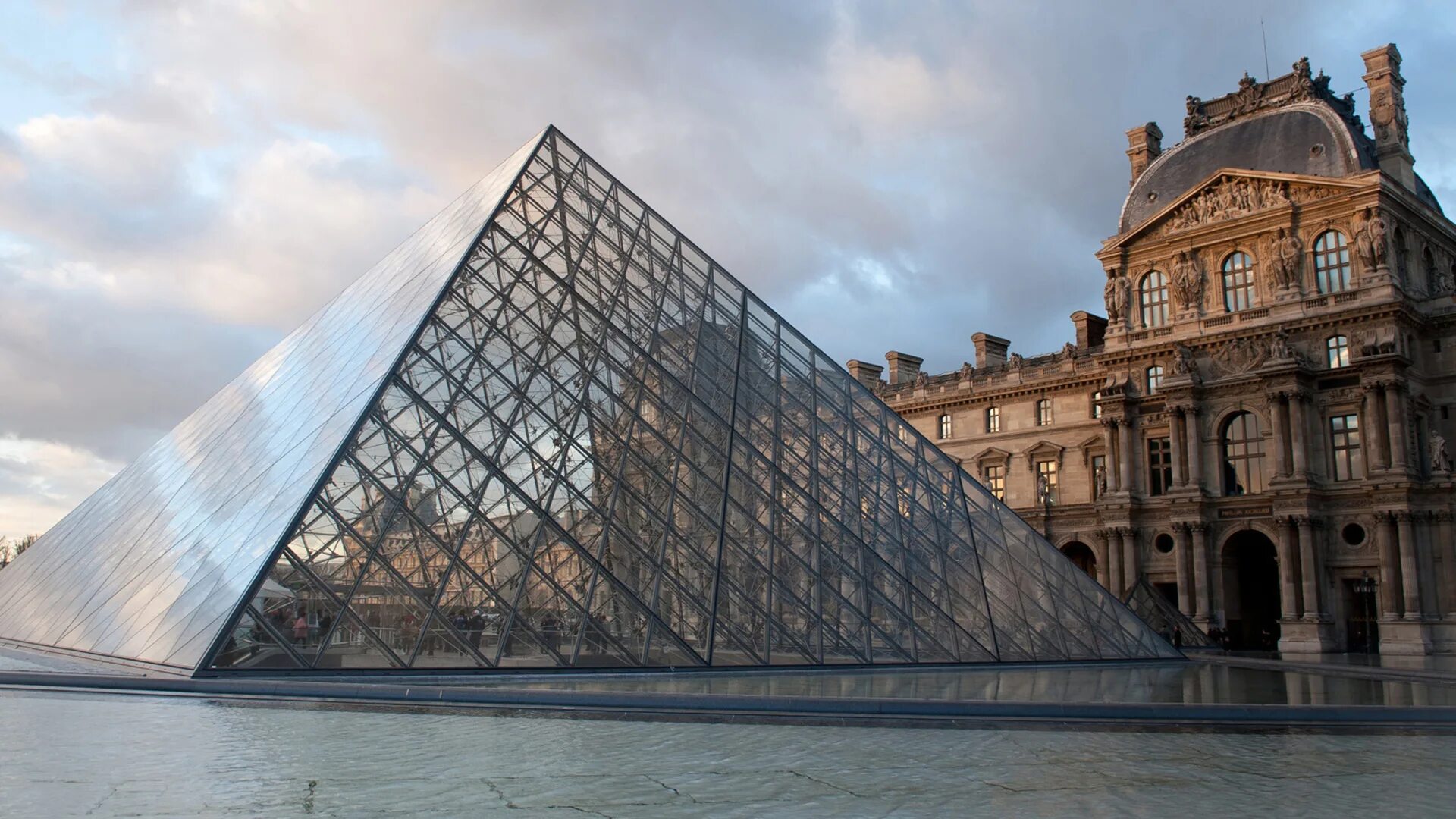 Музей в париже 4. Стеклянная пирамида Лувра в Париже. Пирамида в музее Лувр в Париже. Музей Louvre, Париж, Франция. Музей Лувр в Париже здание.