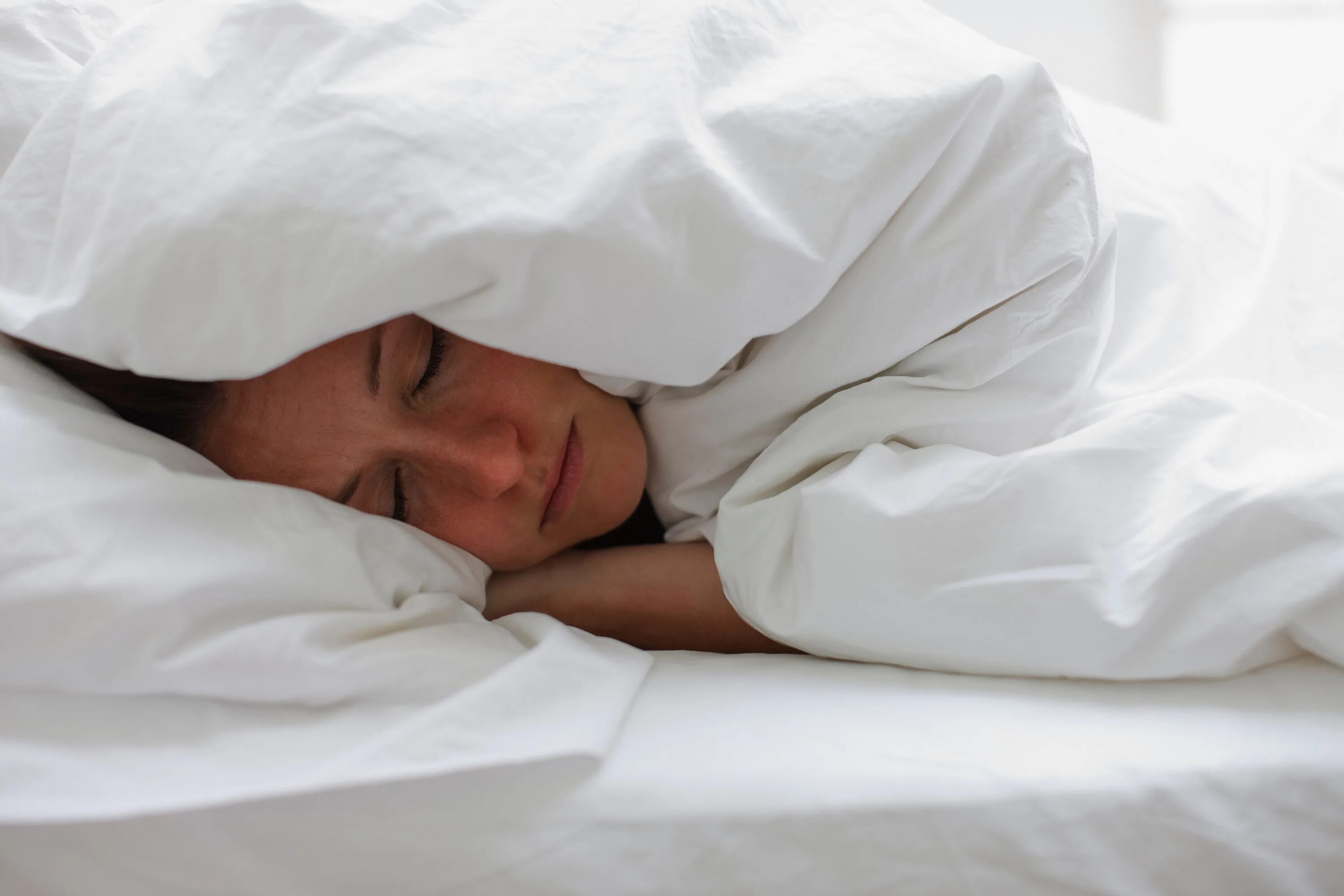 Человек под одеялом. Человек лежит под одеялом. Человек в кровати под одеялом. Спящий человек под одеялом.