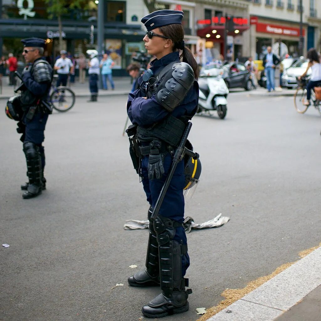 Французские полицейские женщины. Форма полиции разных стран. Форма европейских полицейских. К чему снится полицейский в форме