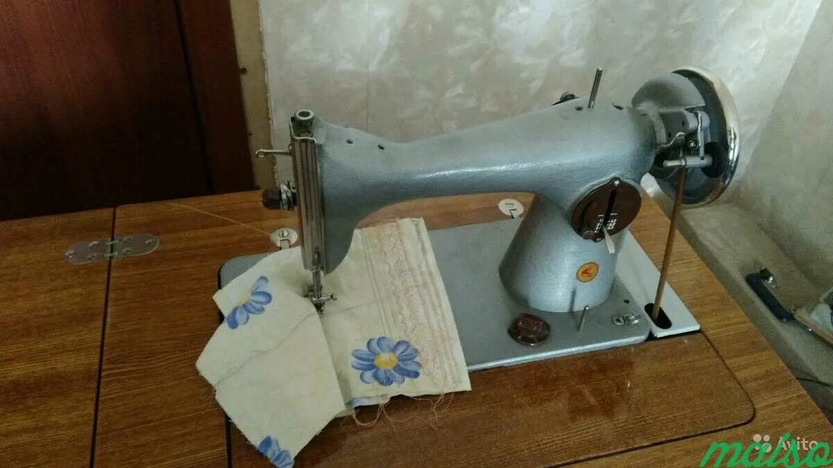 Стиральная машинка подольск. Швейная машинка полоск с тумбой. швейная машинка подольск с тумбой. швейная машинка подольск ножная в тумбе. машинка подольск модель 705.