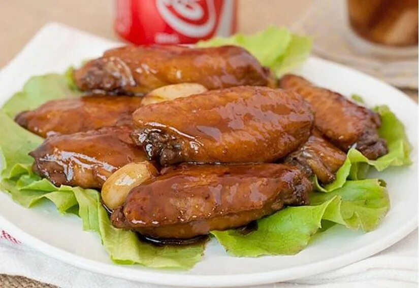 Крылышки куриные. Маринад для куриных крылышек. Крылышки в кока коле. Курица с колой. Курица в кока коле.