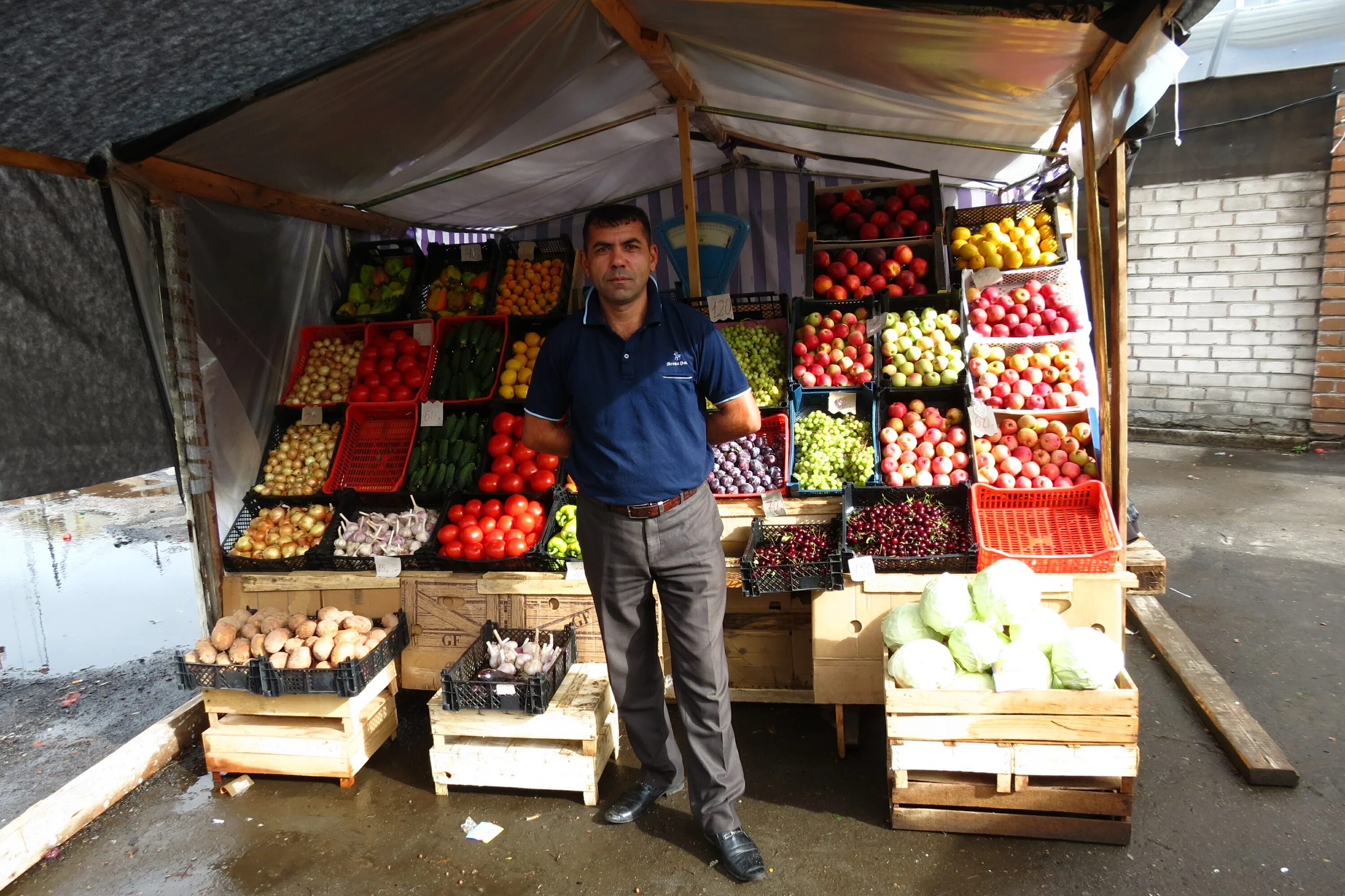 Прилавок на улице. Уличная торговля овощами и фруктами. Палатка с фруктами. Палатка с овощами. Прилавок на рынке.