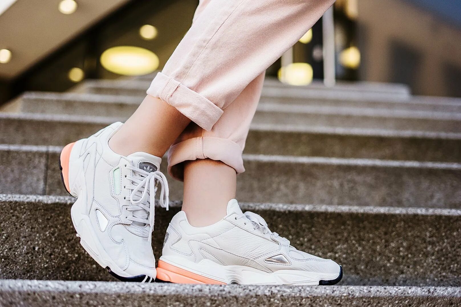 Фото кроссовок на ногах. Кроссовки Falcon b37845. Adidas Falcon Triple White. Кроссовки 2020 тренд женские найк. Adidas Falcon Sneakers.