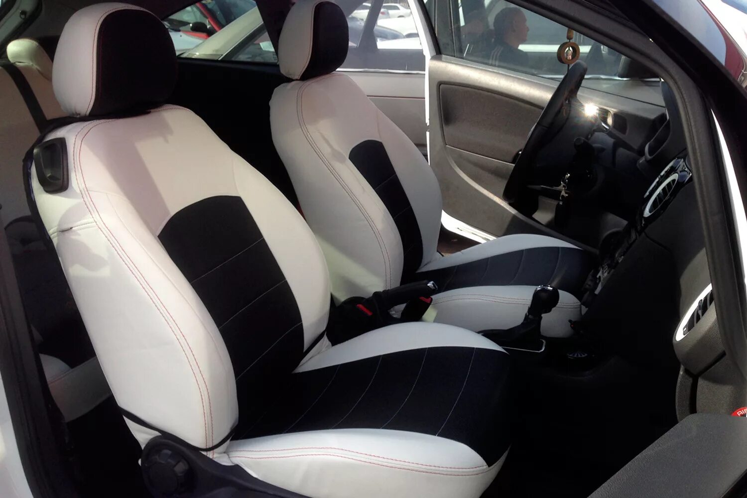 Автопилот skoda octavia a7. Чехлы на шевроле круз. Чехлы из экокожи черно белые. Белые чехлы на сиденья ниссан. Белые чехлы на сиденье.