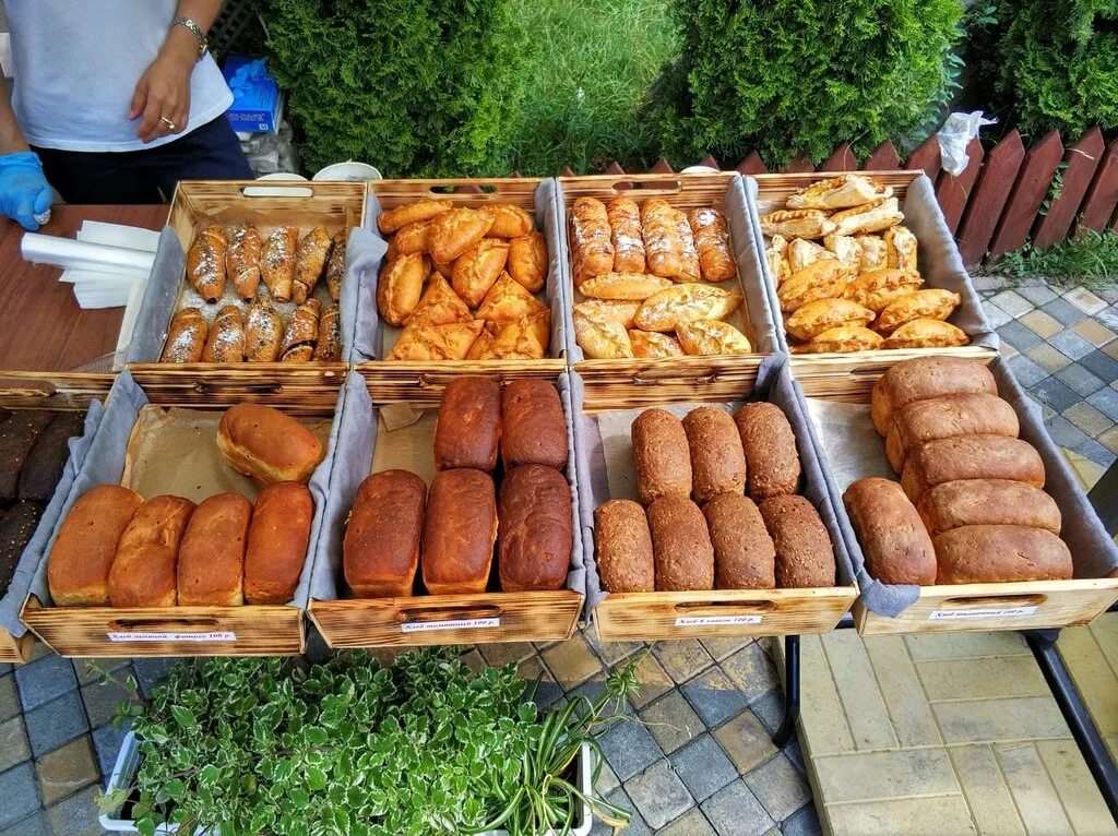 пекарня эрис ставрополь. пекарня волконский хлеб. хлеб полярный. псковский хлебокомбинат хлеб. витрина с пирожками.