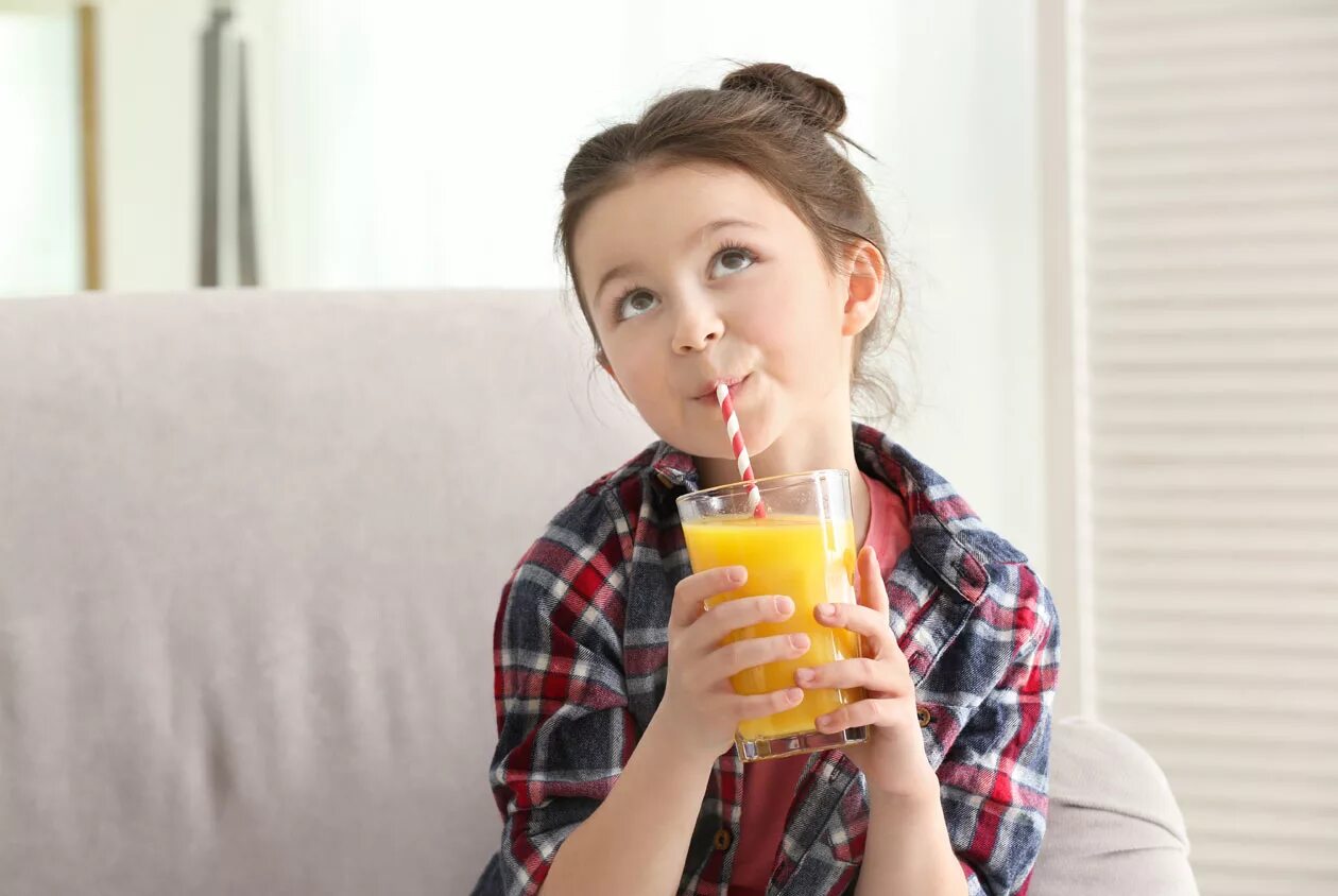 Пьет сок написать. Девочка пьет сок. Стакан сока для детей. Ребенок пьет сок. Девочка с соком.