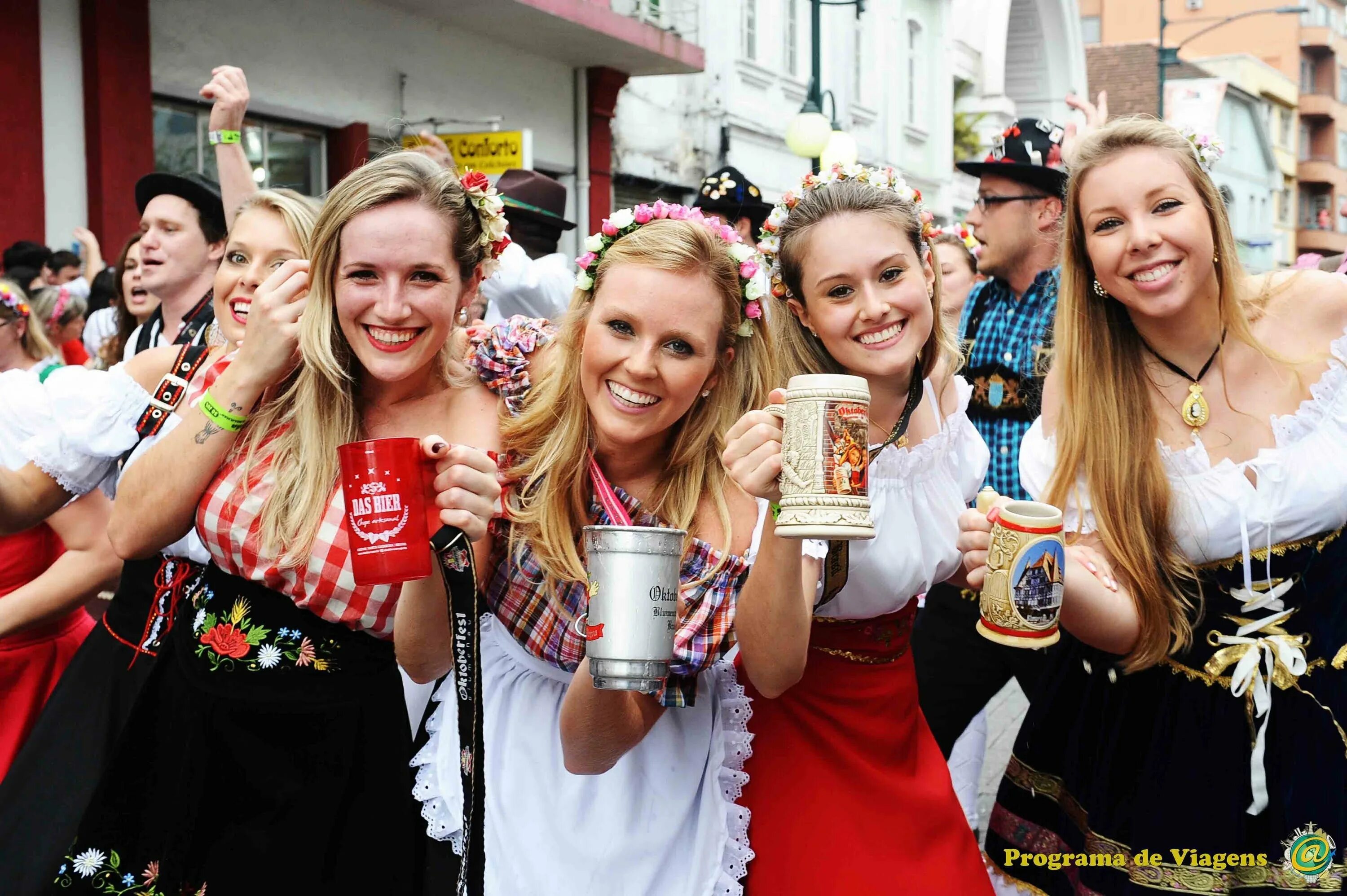 Какой народ в германии. German Oktoberfest. Люди из Германии. Жители Германии. Октоберфест девушки.