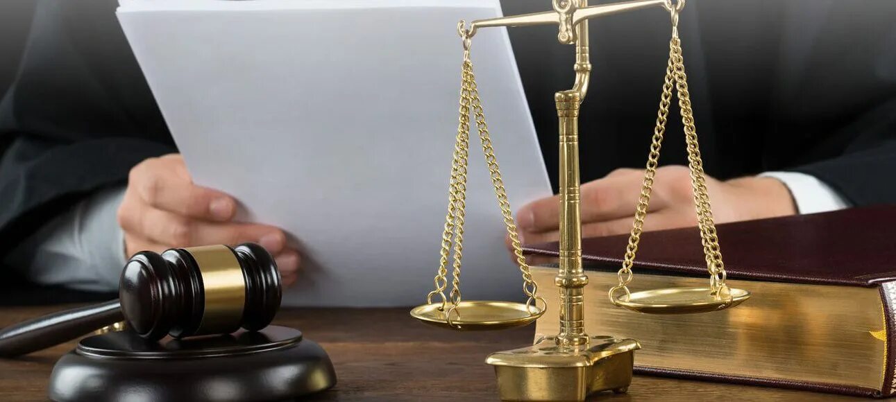 адвокат в суде. как вести себя в суде истцу. памятка как вести себя в суде. поведение юриста в суде. представитель в суде.