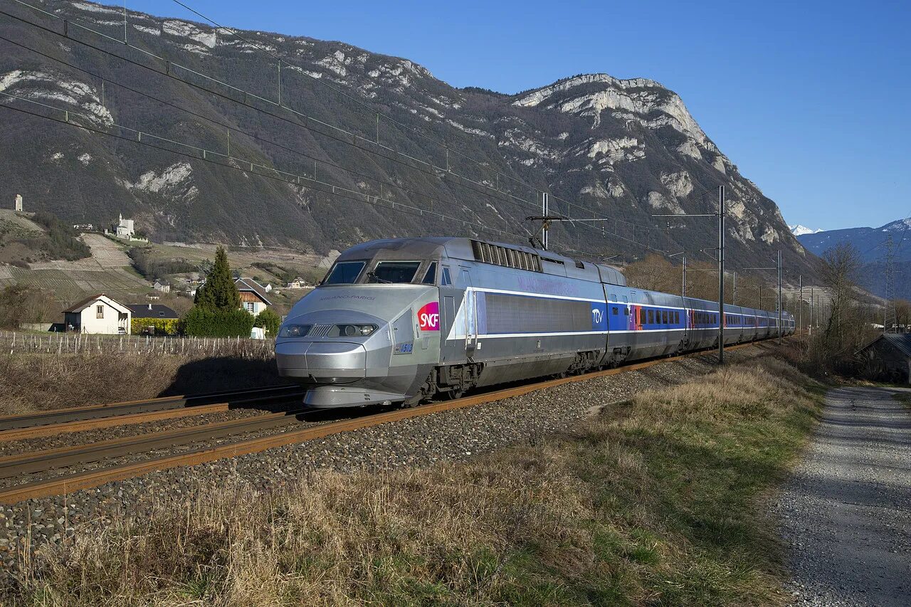 Французский поезд TGV. SNCF Франция железная дорога. Французские скоростные поезда TGV. Скоростной поезд TGV Франция.