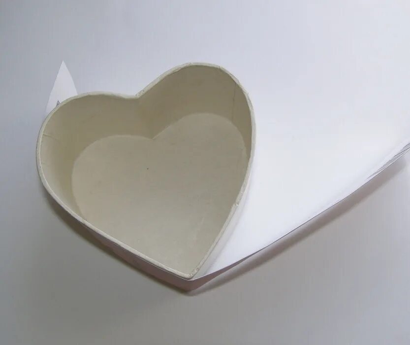 Сердечко вырезанное из картона. Коробка сердце из картона. коробочка из картона в форме сердечка. коробочка сердце из картона. коробка в виде сердца из картона.