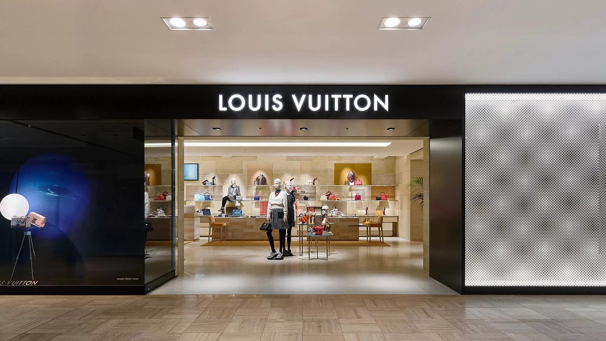Сумка луи джо. Посуда луи виттон. Vuitton москва. Бутики луи виттон в мире. Louis vuitton osaka.