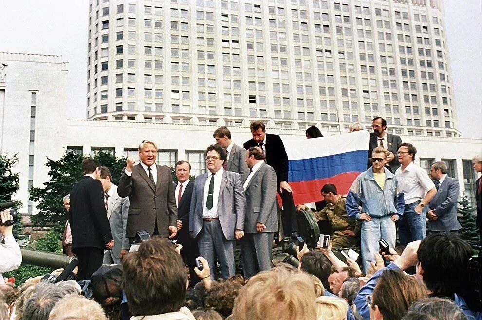 1994 год октябрь. Ельцин и Хасбулатов 1991. ГКЧП 1991 Ельцин на танке. Августовский путч 1991 Ельцин на танке. 1993 Августовский путч СССР.