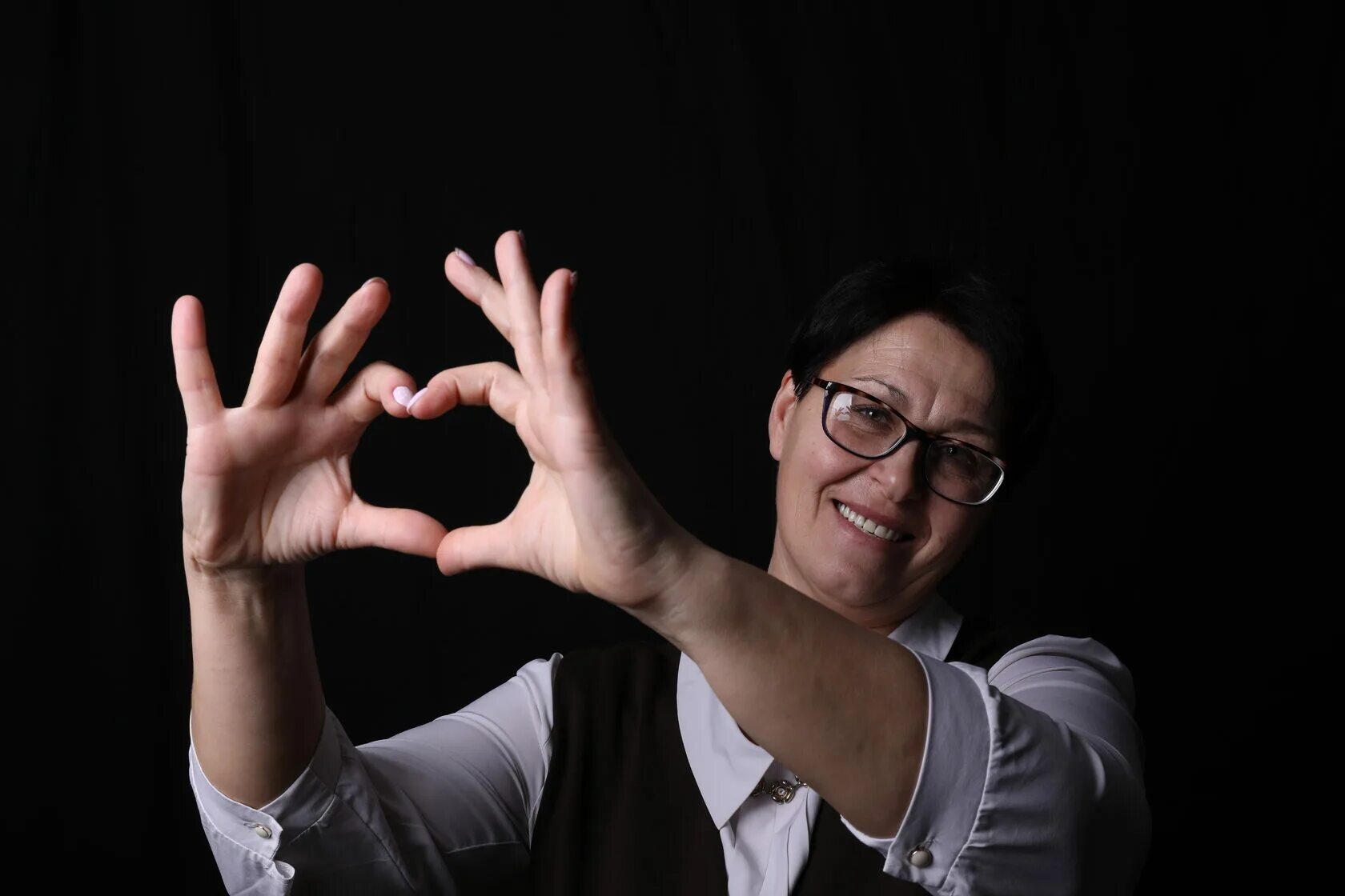 Сурдопереводчик. Мария измайлова сурдопереводчик. Сурдопереводчик. Сурдопереводчик обучение. Сурдопереводчик.