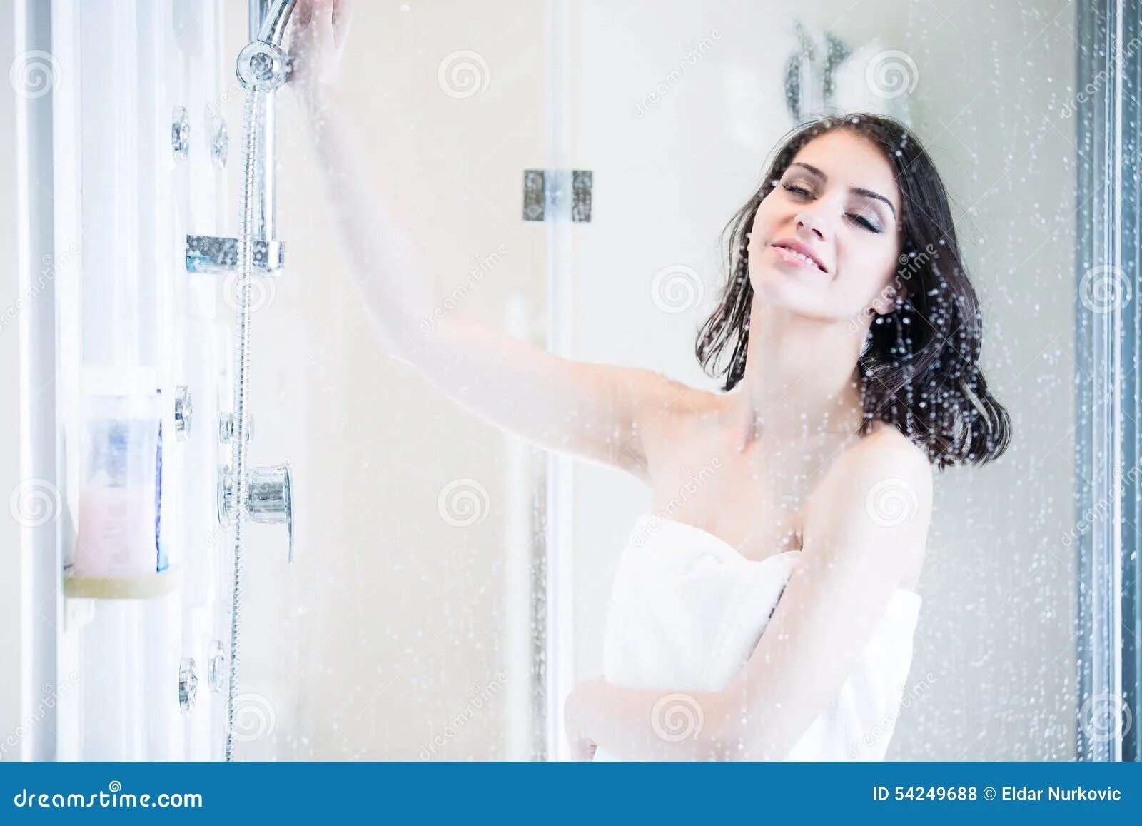 Следы после душа вваной. Woman taking Shower. Woman in Shower. Apply Oil after showering for women.