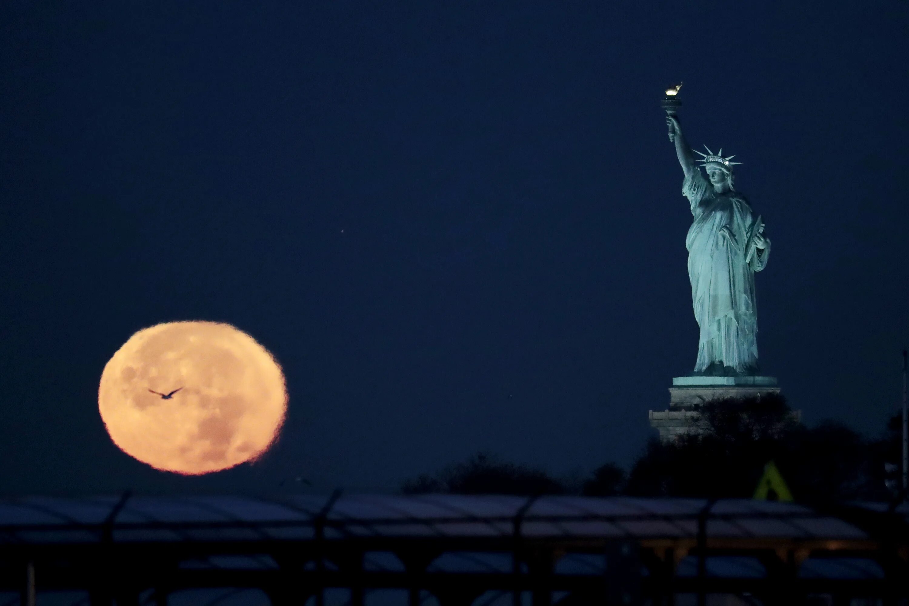 6 больших лун. Суперлуние в Нью-Йорке. Суперлуние Рио де Жанейро. Большая Луна. Самая большая Луна.