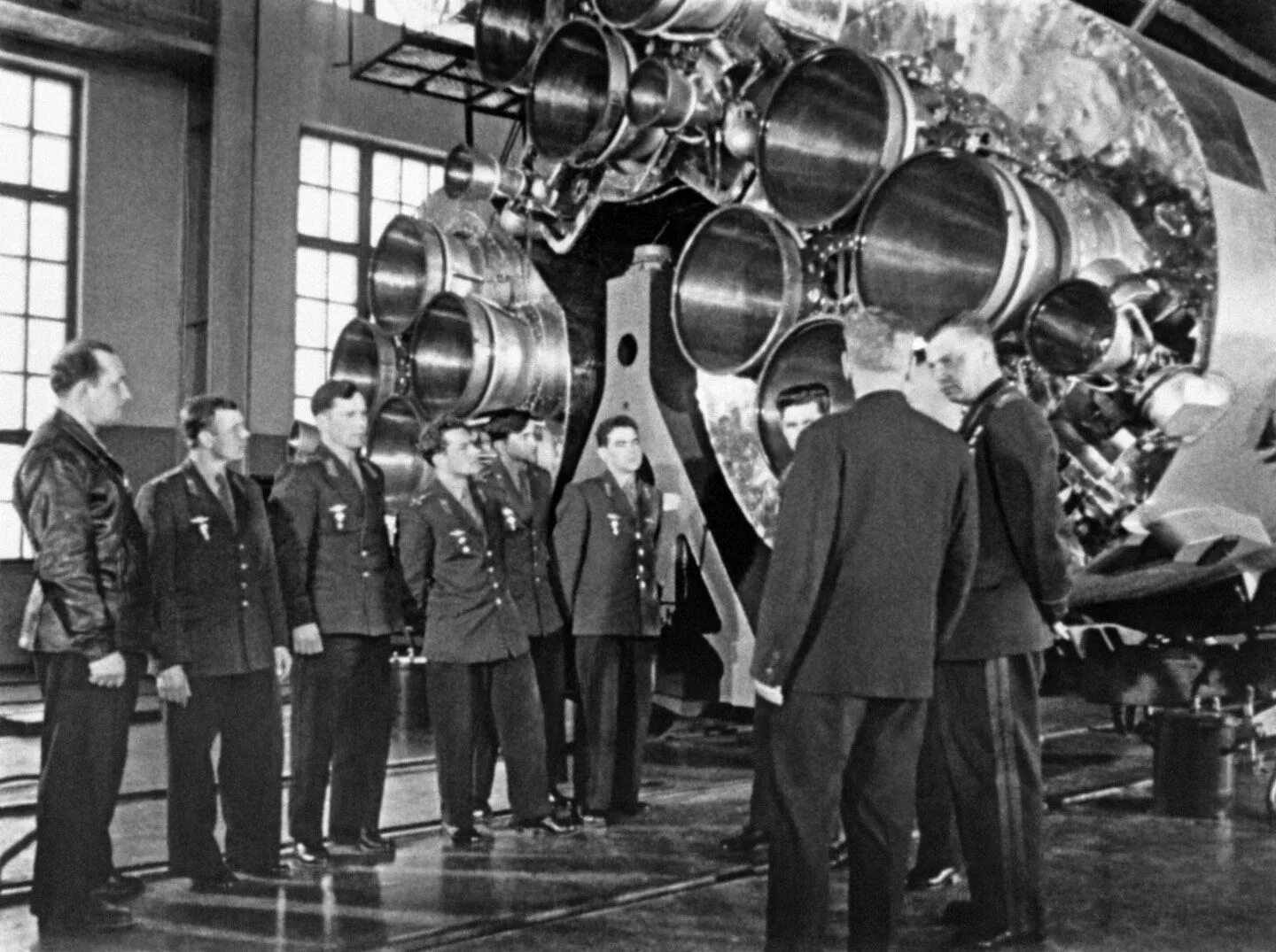 Первые 12 космонавтов ссср. Гагарин 1960. Отбор Космонавтов 1961. Конструкторское бюро Королев 1960.