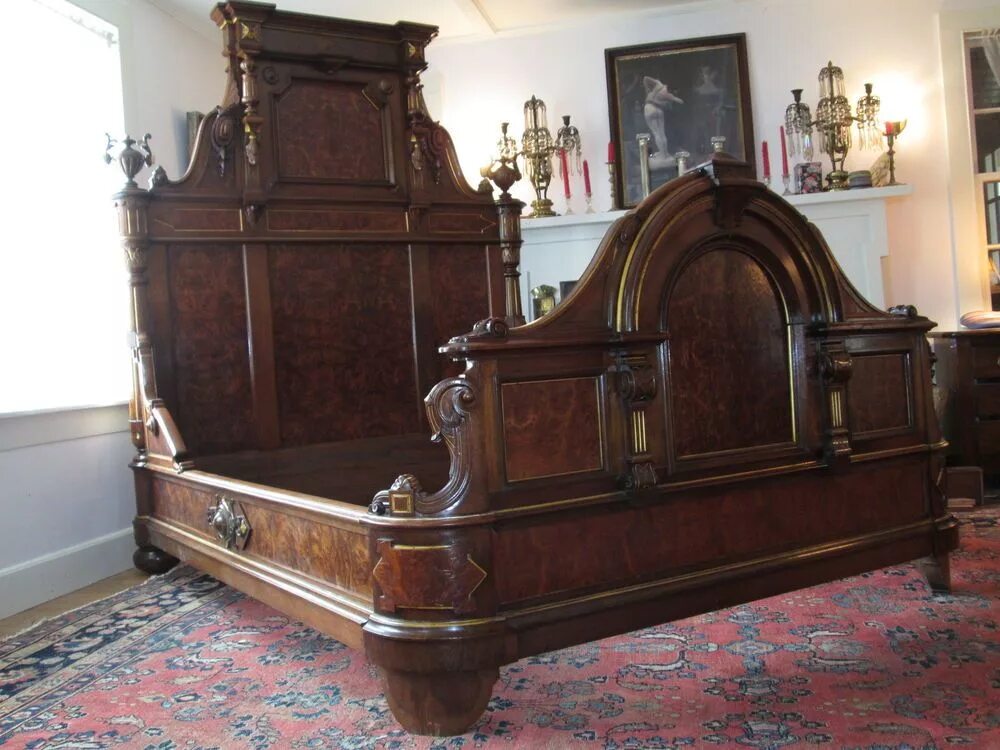 Куплю старые кровати. Антикварная кровать. Старинная кровать. Кровать викторианской эпохи. Старинная мебель кровать.