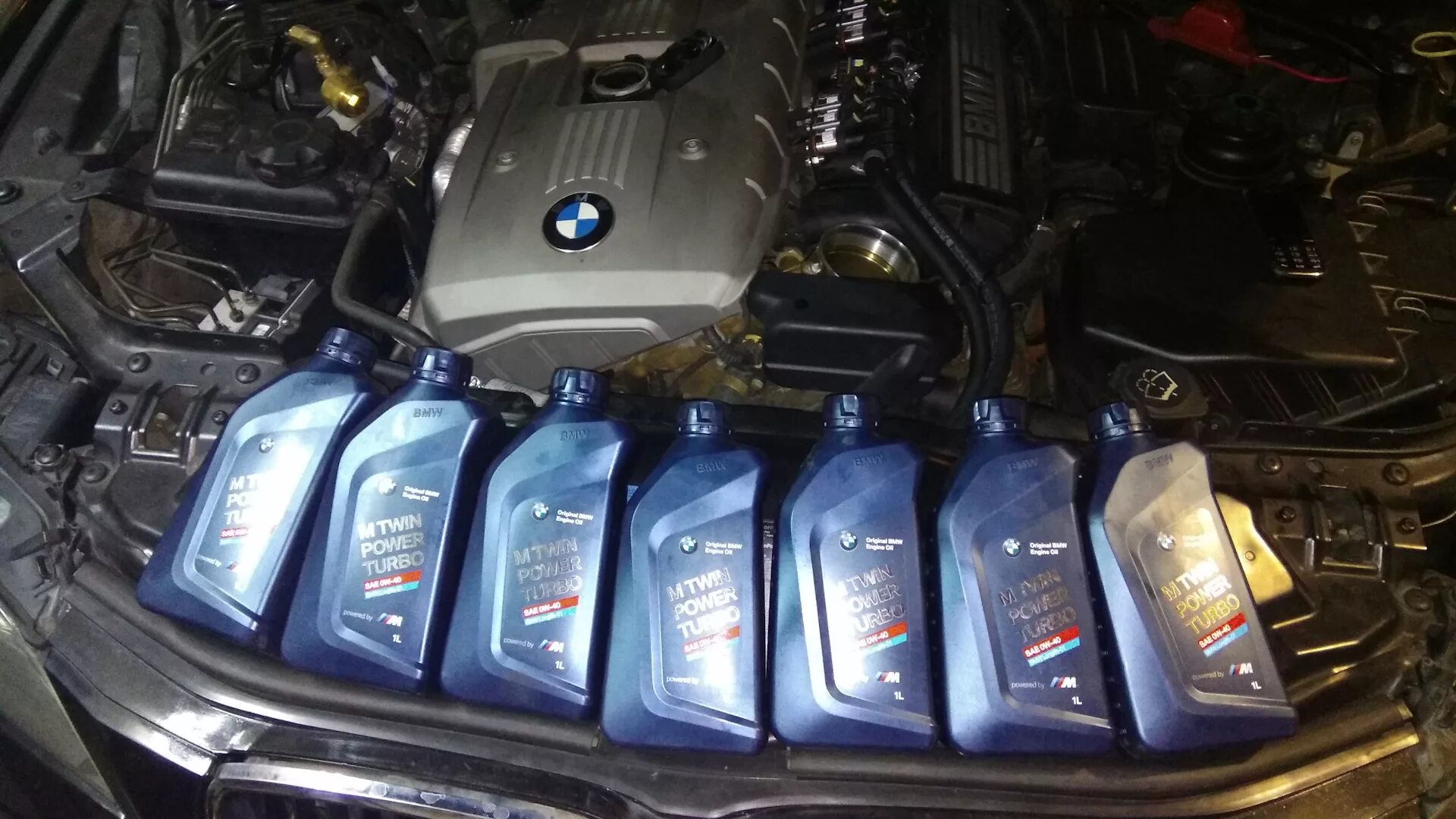 Как долить масло в бмв. Bmw 320i масло в двс. моторное масло бмв 5л. масло на бмв е60 н52 2.5 бензин. масло для бмв е60 бензин 2.8.
