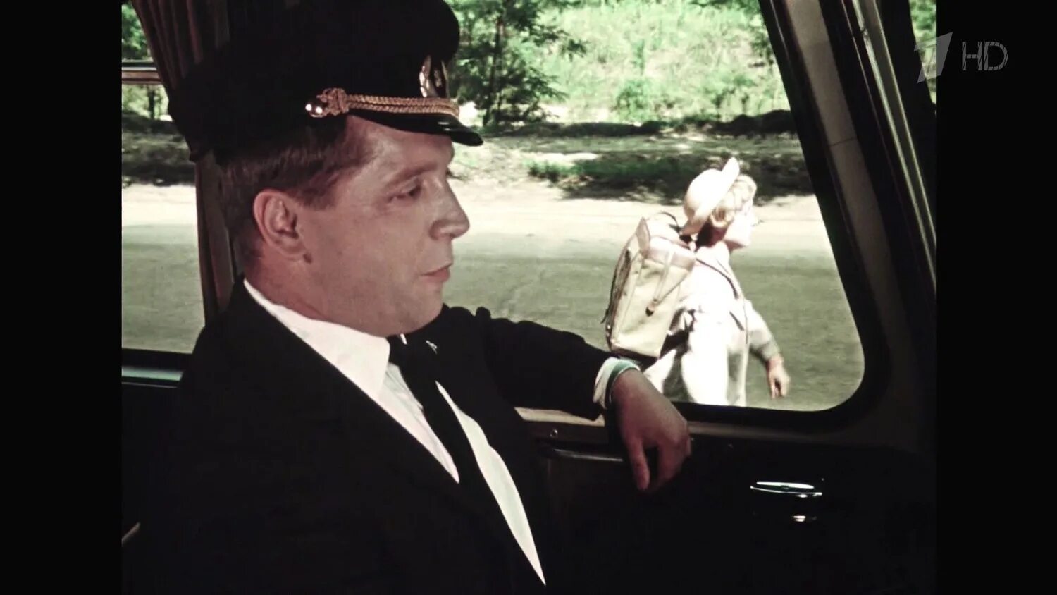 курортник королева бензоколонки. надежда румянцева в фильме королева бензоколонки. надежда румянцева королева бензоколонки. королева бензоколонки фильм 1962. королева бензоколонки бела.