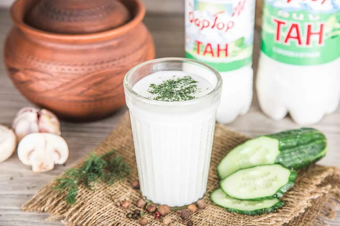 Полезный кисломолочный напиток. Кисломолочные продукты тан айран. тан армянский напиток. мацони и айран. айран кисломолочный напиток.