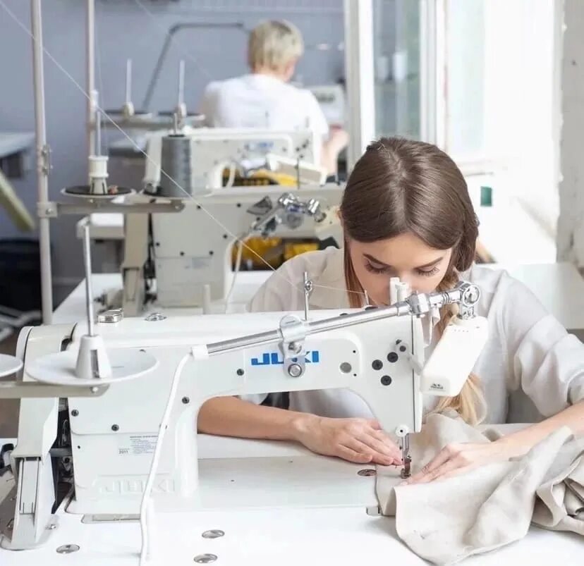 Легкая промышленность вологодской области. Швейная фабрика город барановичи. Луховицкая швейная фабрика, луховицы. Швея. Швейный цех.