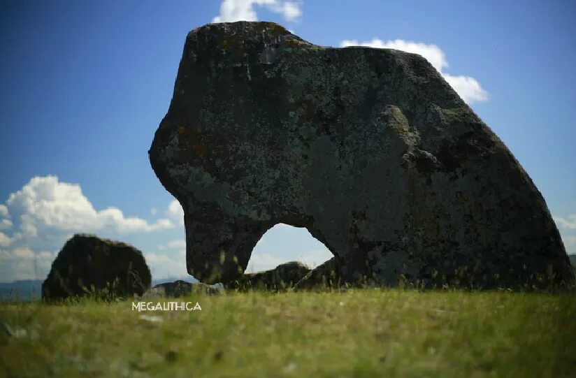 Гора медведь в Хакасии. Хакасия священный камень. Каменный Курган. Курган камни в Хакасии.