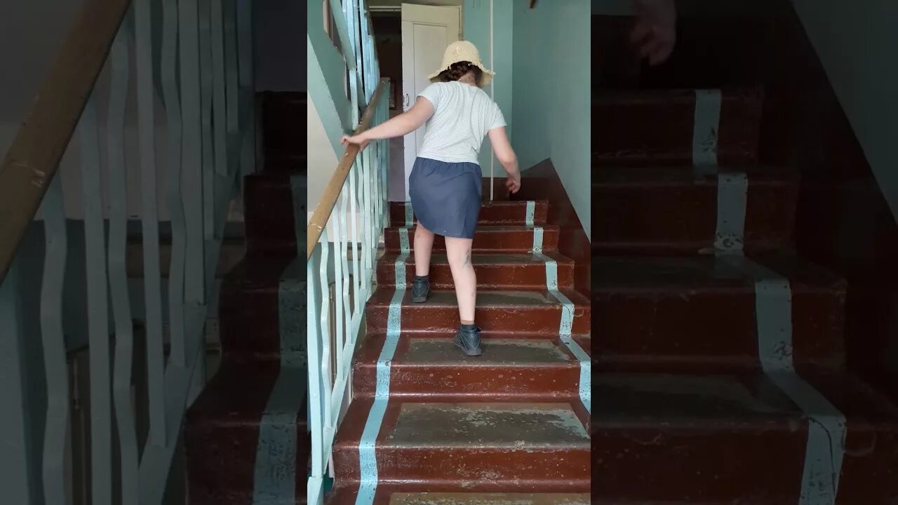 Тяжело подниматься по лестнице. Спускается с лестницы. Поднимается по лестнице. Подъем по ступенькам.