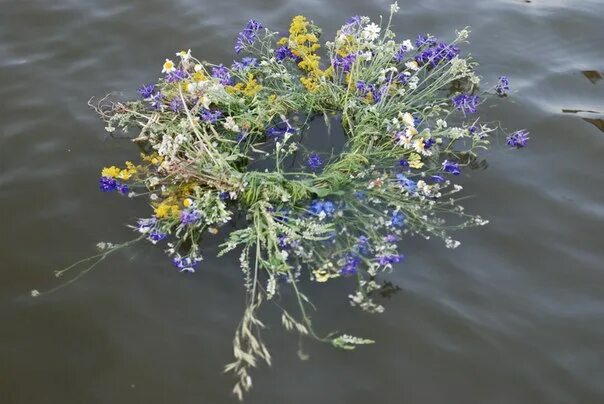 С праздником ивана купала. Если венок утонул на ивана купала. Если венок утонул на ивана купала. Ивана купала 2023. Цветы плывут по реке.