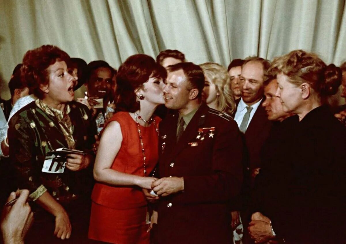 Гагарин и джина лоллобриджида. Джина Лоллобриджида целует Юрия Гагарина 1961. Джина Лоллобриджида 1961. Джина Лоллобриджида про Гагарина.