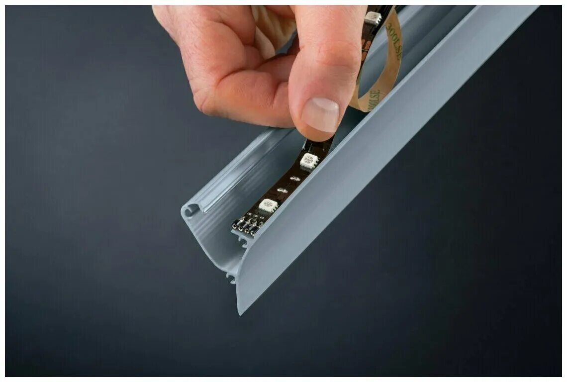 На что прикрепить светодиодную ленту. Уличный монтаж светодиодной ленты. Светодиодные ленты 12 в натяжной потолок. Крепеж для светодиодной ленты. Как крепить диодную ленту.