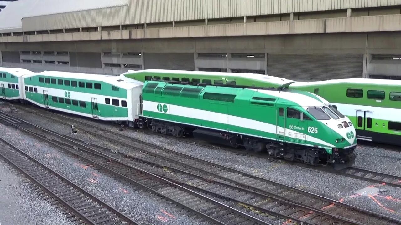 Поезда go Toronto. Юнион Пирсон экспресс Торонто. Пригородные поезда Торонто. Go Transit Union Station. Go train more