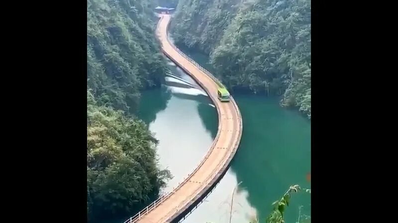 плывет над дорогой. водный мост в биддингхёйзене нидерланды. острова плавучих пирсов на озере изео. акведук в нидерландах мост. плывет над дорогой.