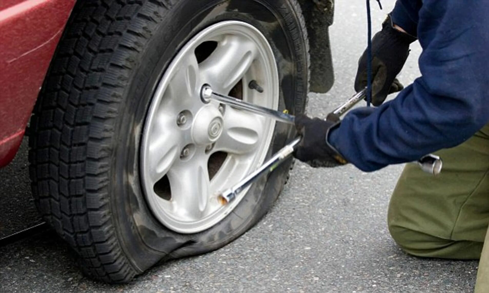 Спущенное колесо. Tyre Puncture. Замена колеса. Меняем колесо без домкрата.