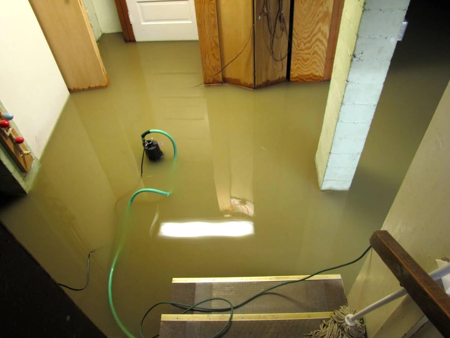 Потоп в квартире. Затопило квартиру. Затопило подвал в частном доме. Затопление подвала в доме.