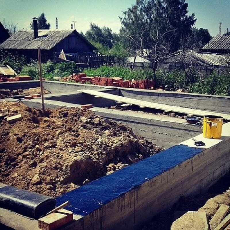 Рубероид под фундамент. Рубероид для фундамента. рубероид для фундамента ленточного фундамента. укрыли фундамент рубероидом. утеплитель фундамент рубероидом.