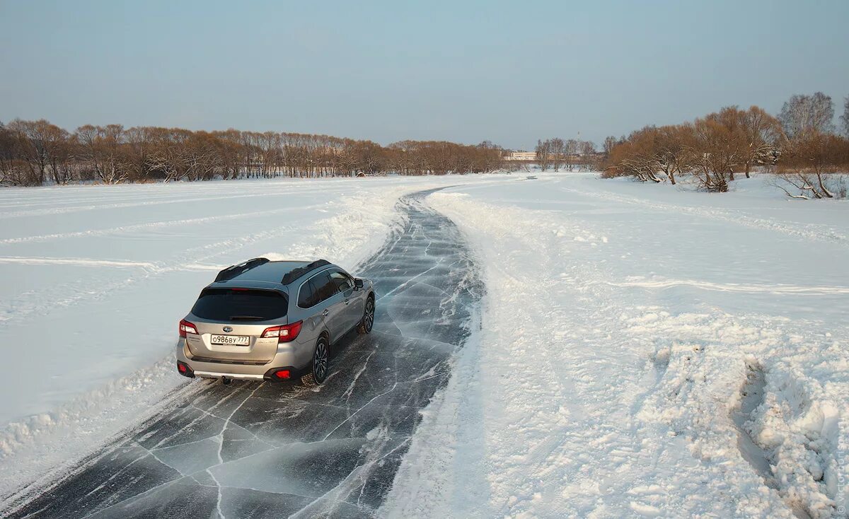 Автомобиль на скользкой дороге. Занос автомобиля. Машину заносит. Занос зимой. Летняя эксплуатация автомобиля