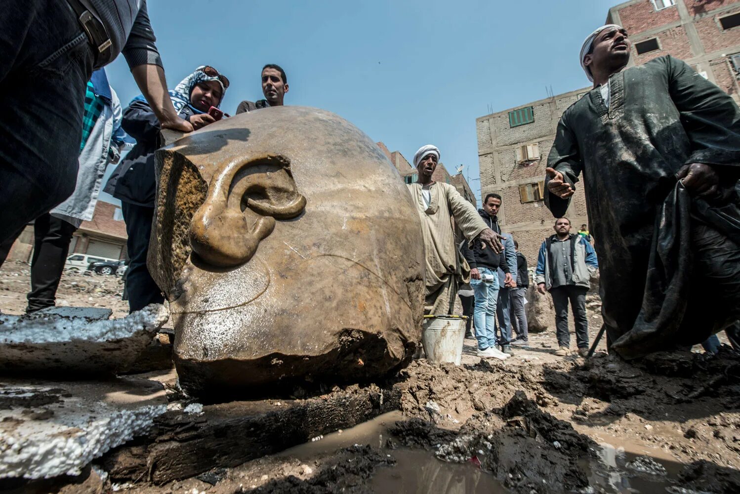 Найди статую. Каирская гениза. Фараон РАМЗЕС 2 раскопки. Гигантские статуи в Египте.