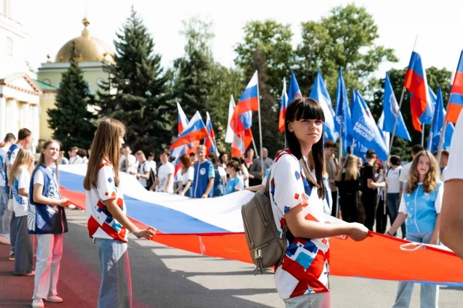 Шествие с флагами. Шествие с флагом России. Парад с флагами. Флаг России на параде. Игры будущего парад флагов