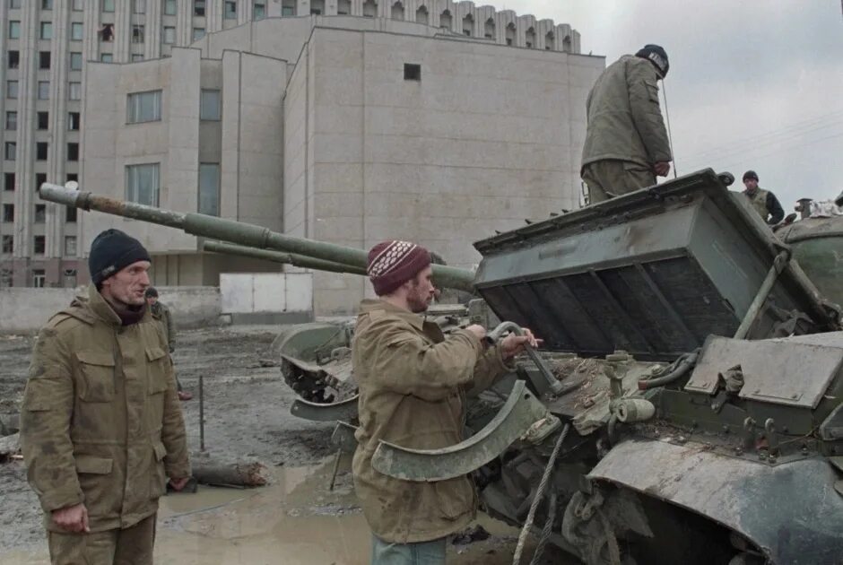 5 декабря 1994. Дворец Дудаева сейчас. Танки заходят в Грозный.