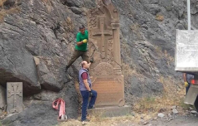 Бердзор Армения крепость. Арцах монумент. Статуи в Армении. Памятник Карабахской женщине. Армяне бегут