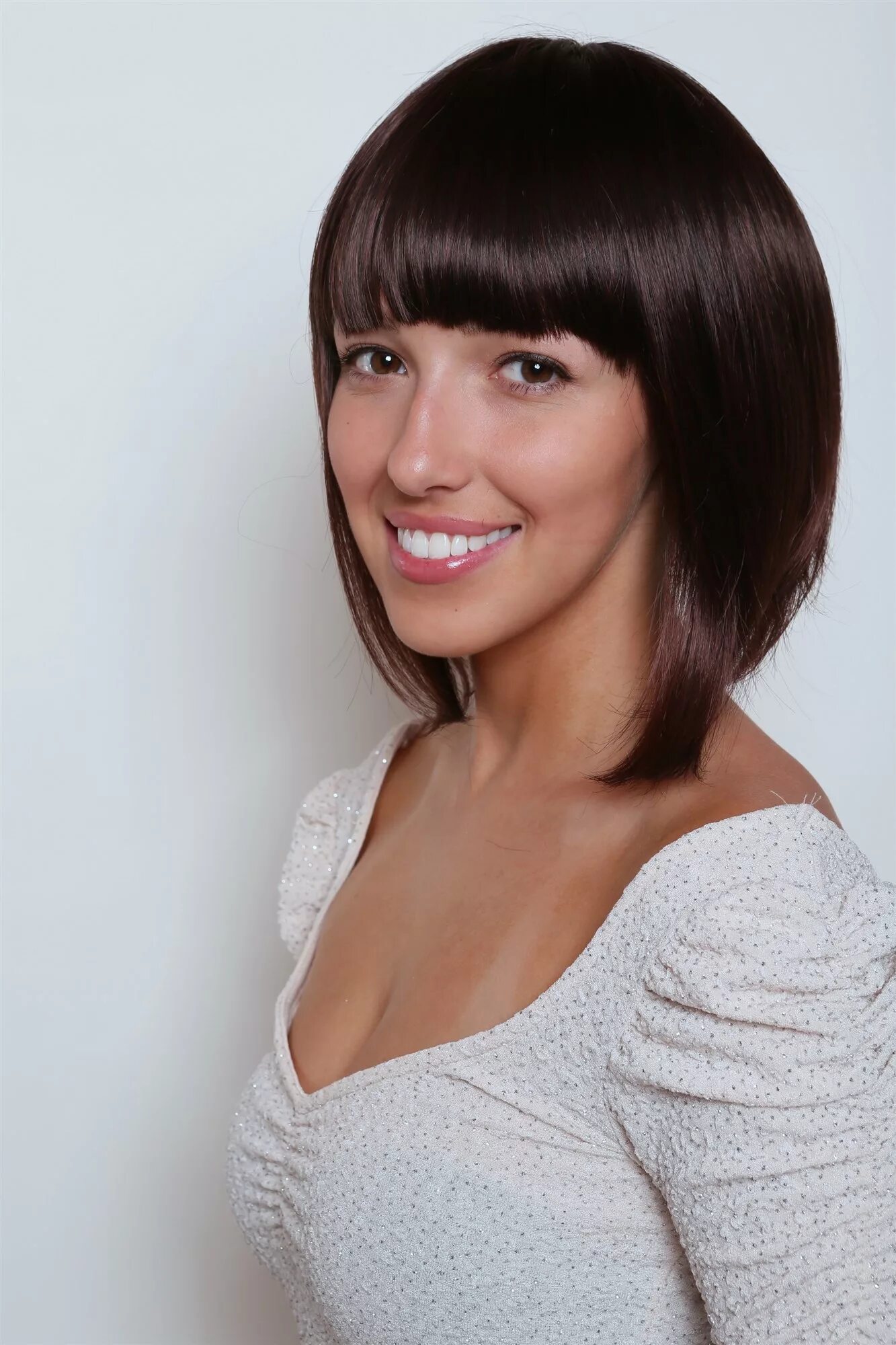 стрижки. знаменитые брюнетки с челкой. Bob kare стрижка. александра петкау. стрижки 33 года.