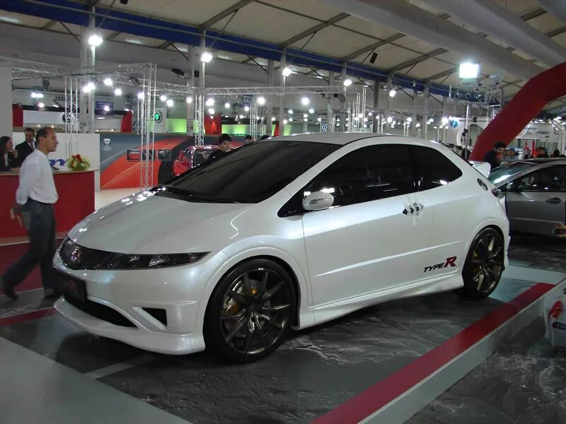 Тюнингованная хонда. Honda Civic Type r 2012. Honda Civic 2008 хэтчбек обвес. Honda Civic 5d Type s. Honda Civic 5d белый.