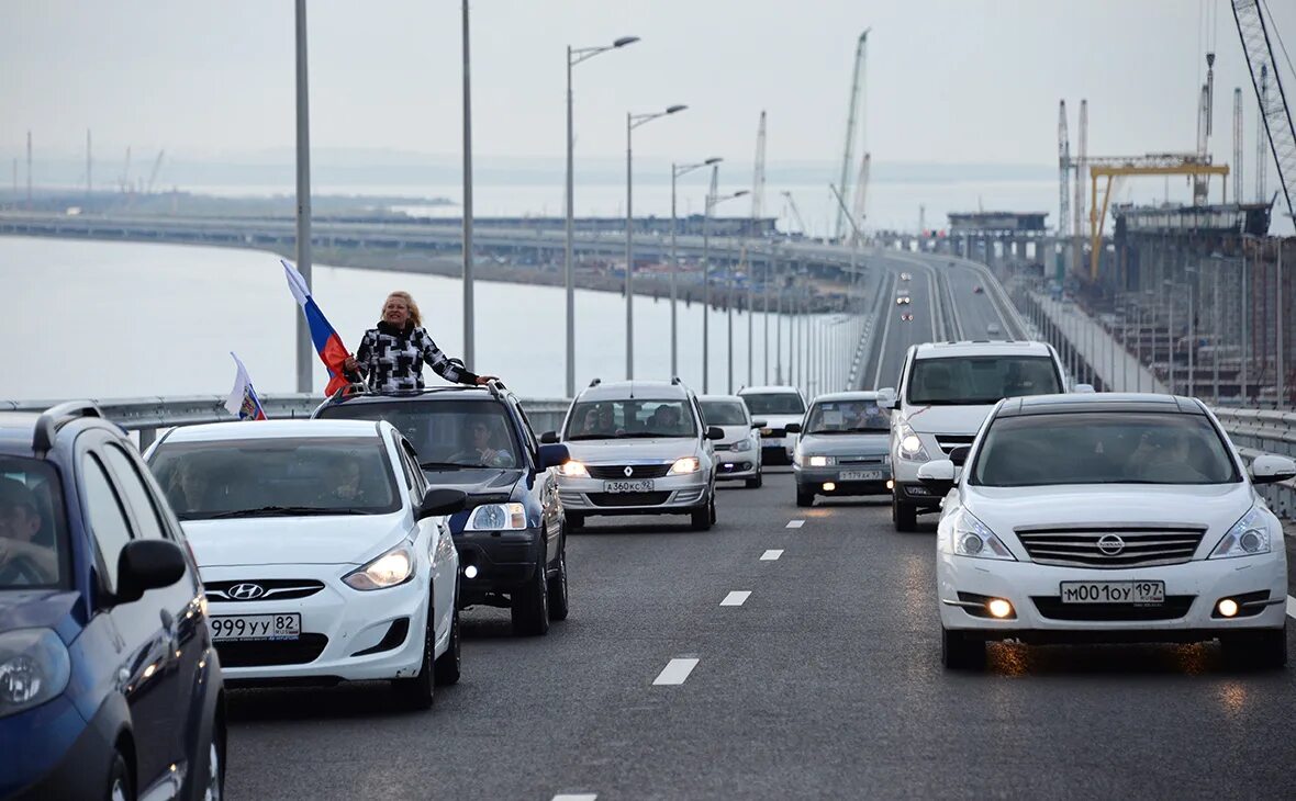 Открытие Крымского моста 2018. Крым Крымский мост машины на мосту. Крымский мост открытие движения. Машины едут на украину