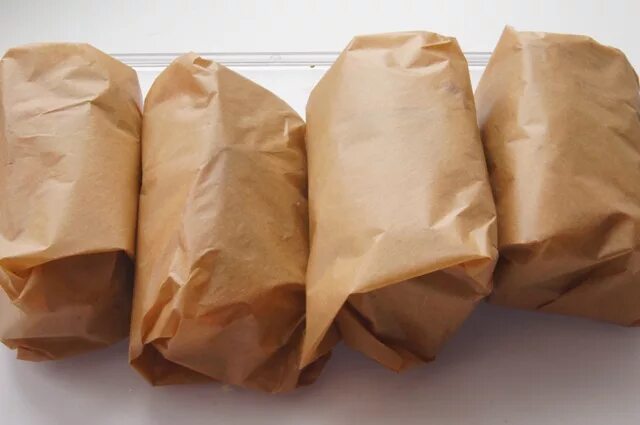 Во что упаковать сало для посылки. Мясо на пергаментной бумаге. Сало в пленке пищевой. Боеприпасы на почте. Сало почтой россии.