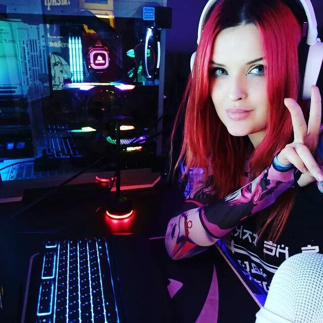 Cake альбом. кекс стример забродин кирилл. красивые торты из мороженого. Cake stream. Cake stream.