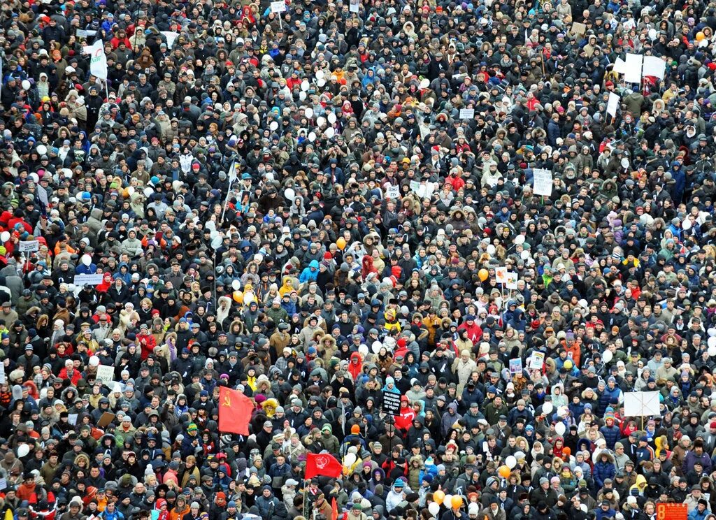 Громадная толпа. Население России митинг. Огромная толпа митингующих. Митинг много людей. Много людей на площади.