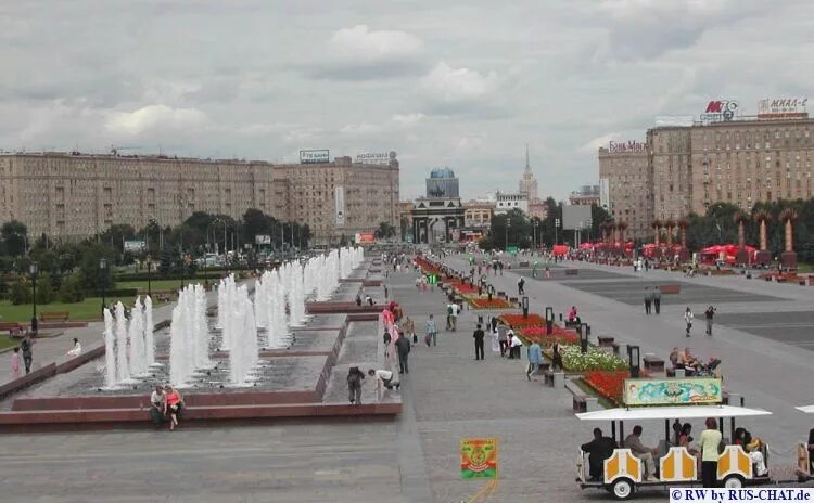 Москва метро на поклонной горе. Метро парк Победы Поклонная гора. Парк Победы на Поклонной горе Москва метро. Поклонная гора в Москве техника. Поклонная гора в Москве ме.